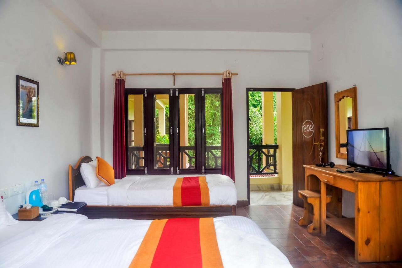 Hotel Chitwan Park Village Sauraha Exterior photo
