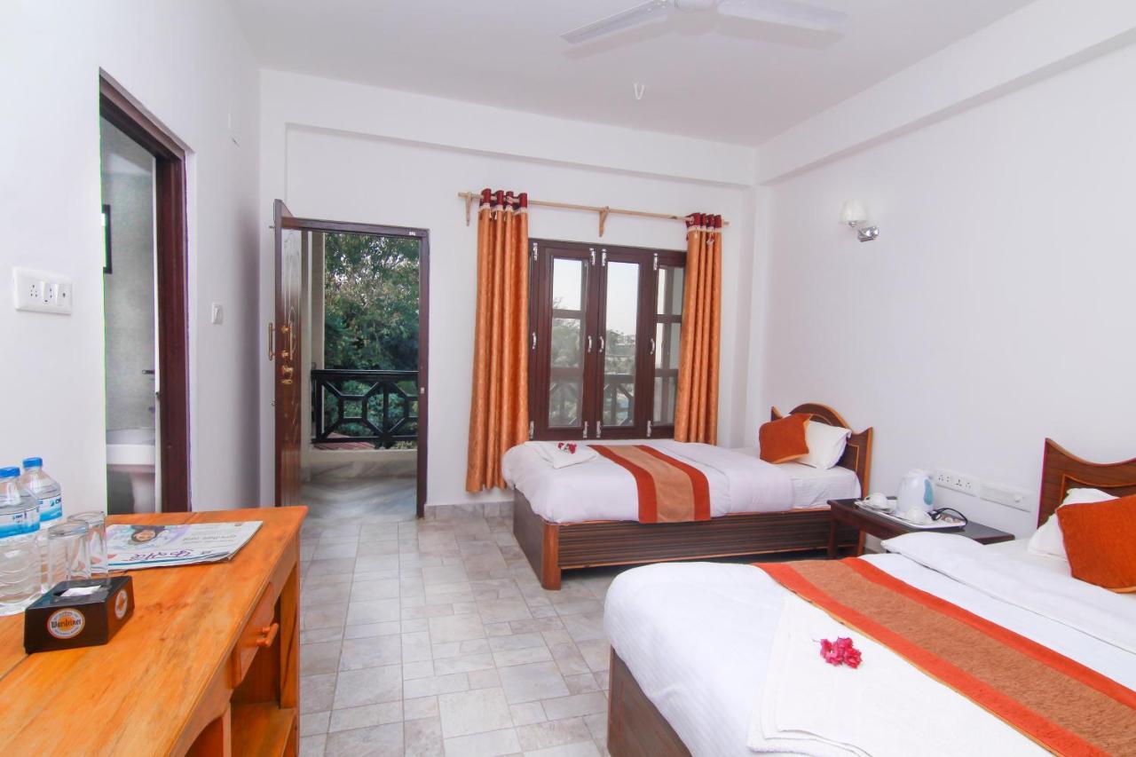 Hotel Chitwan Park Village Sauraha Exterior photo