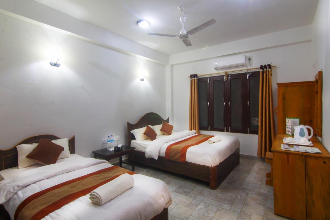 Hotel Chitwan Park Village Sauraha Exterior photo