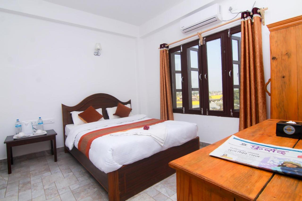 Hotel Chitwan Park Village Sauraha Exterior photo