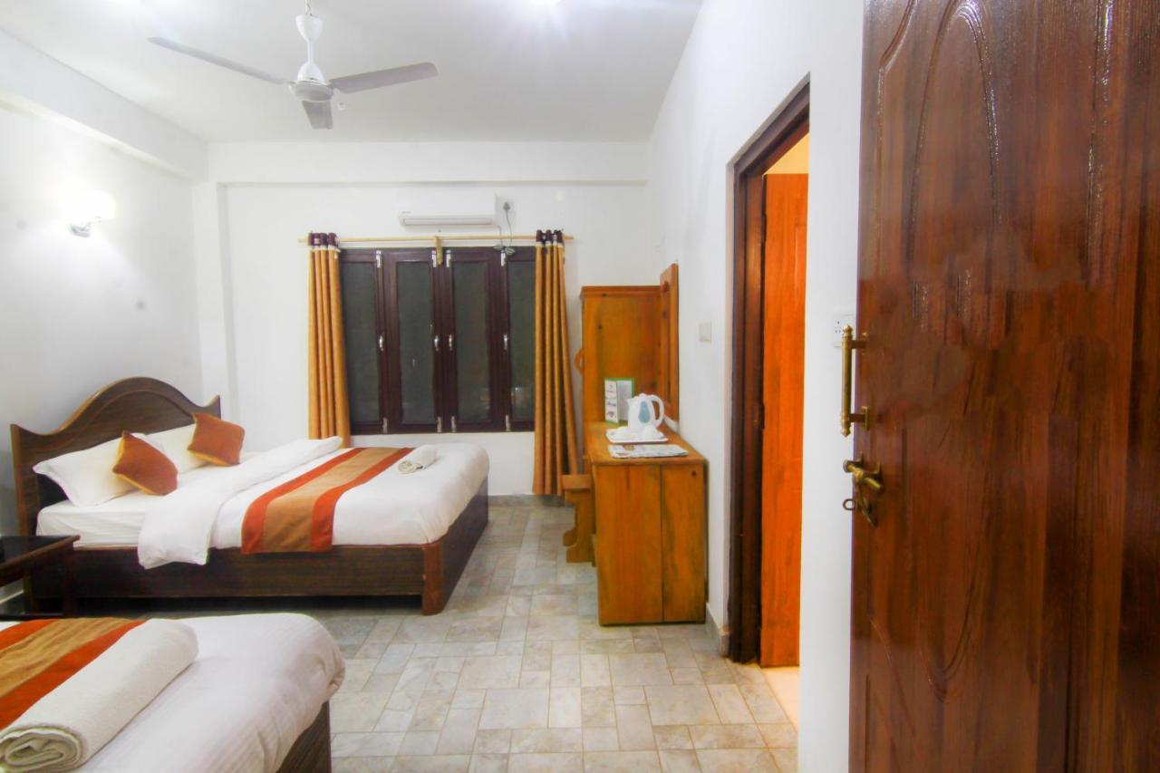 Hotel Chitwan Park Village Sauraha Exterior photo
