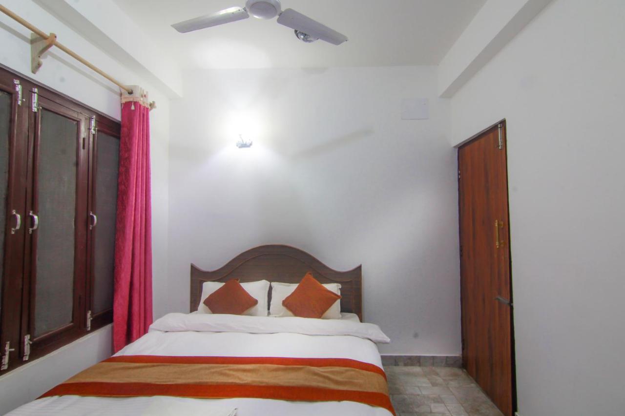 Hotel Chitwan Park Village Sauraha Exterior photo