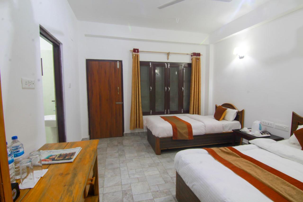 Hotel Chitwan Park Village Sauraha Exterior photo