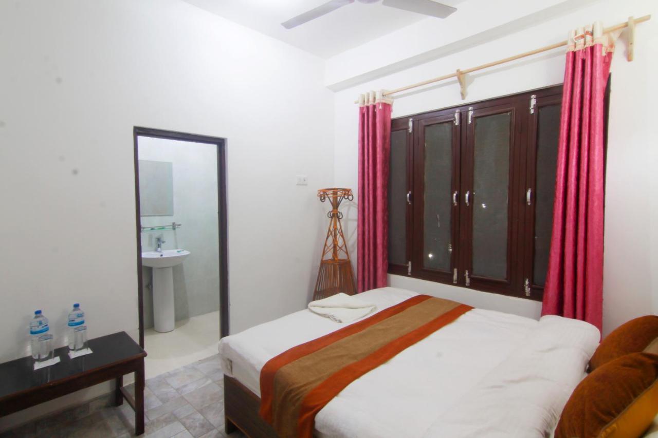 Hotel Chitwan Park Village Sauraha Exterior photo