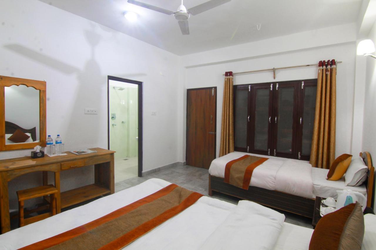 Hotel Chitwan Park Village Sauraha Exterior photo