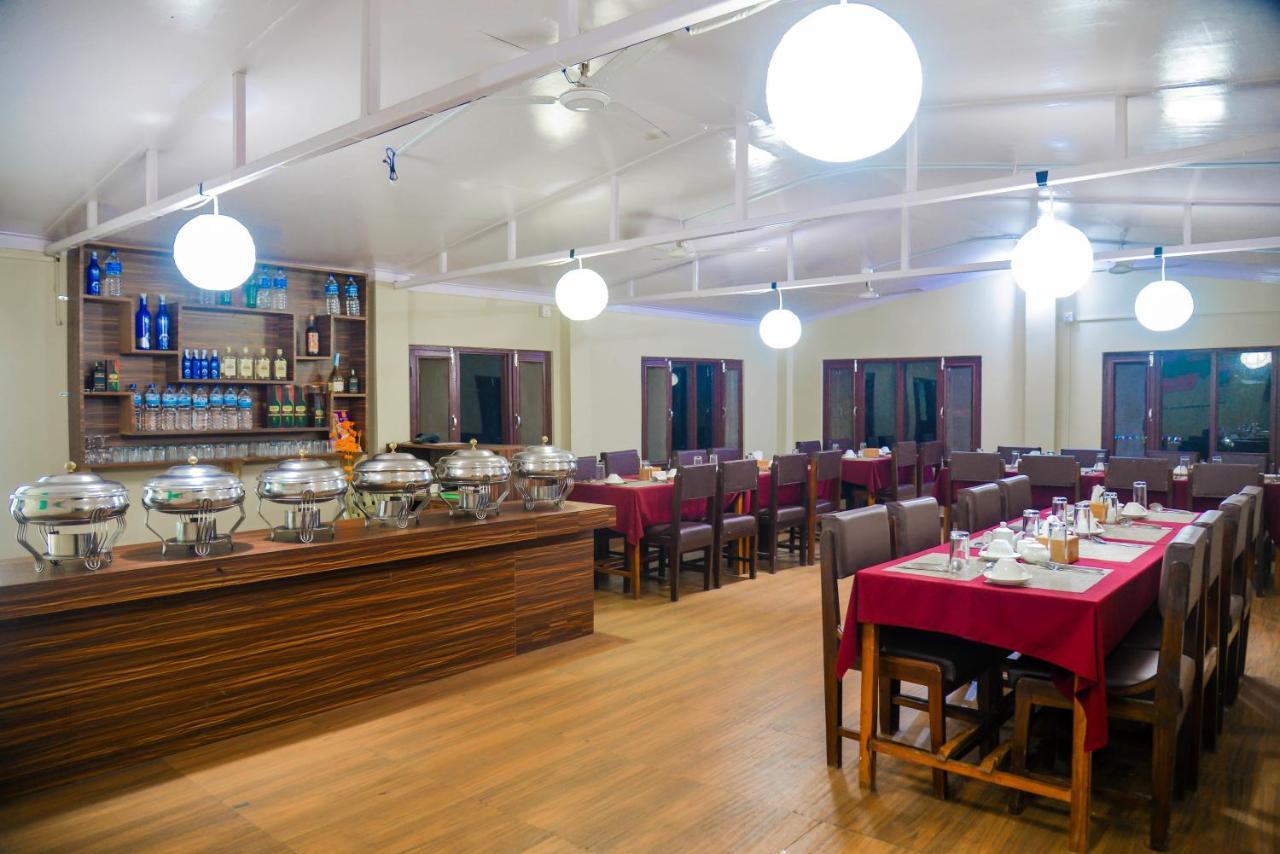 Hotel Chitwan Park Village Sauraha Exterior photo