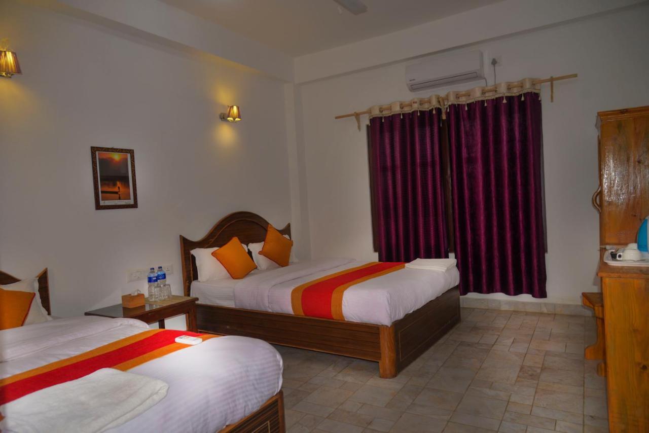 Hotel Chitwan Park Village Sauraha Exterior photo