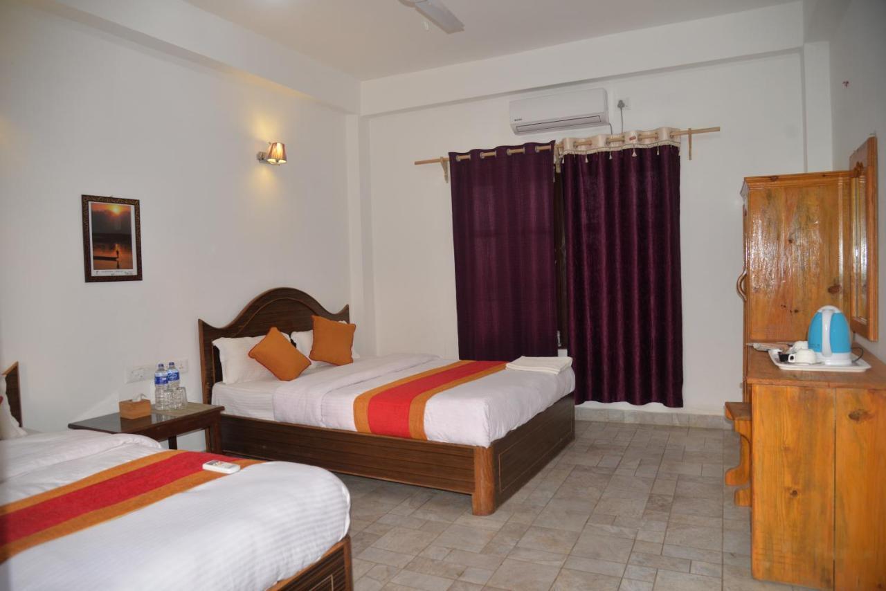 Hotel Chitwan Park Village Sauraha Exterior photo