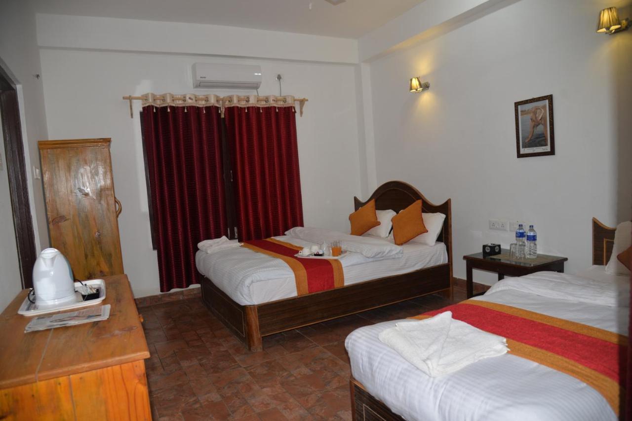 Hotel Chitwan Park Village Sauraha Exterior photo